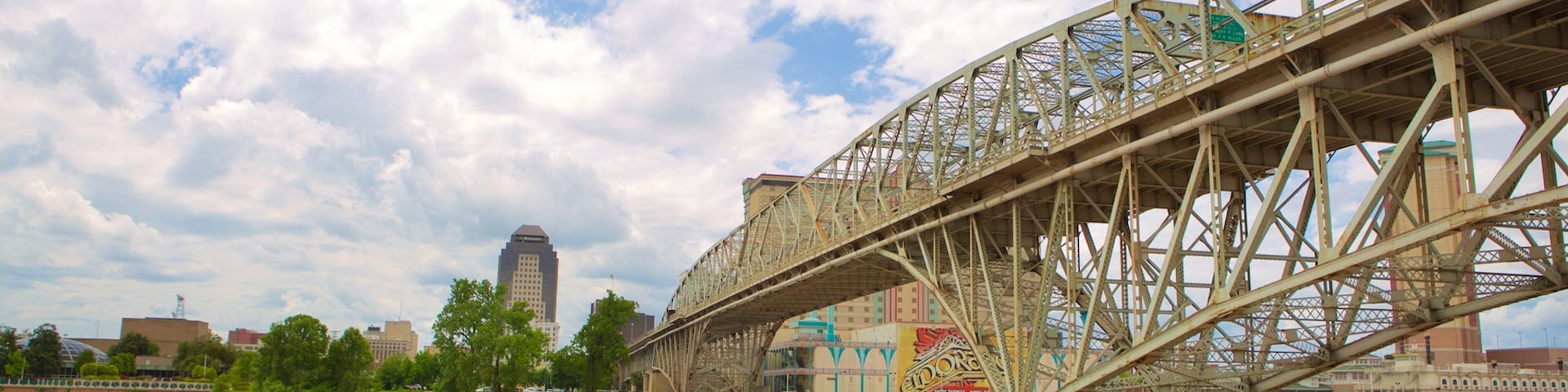 Louisiana Boardwalk caracterizando um rio ou córrego e uma ponte