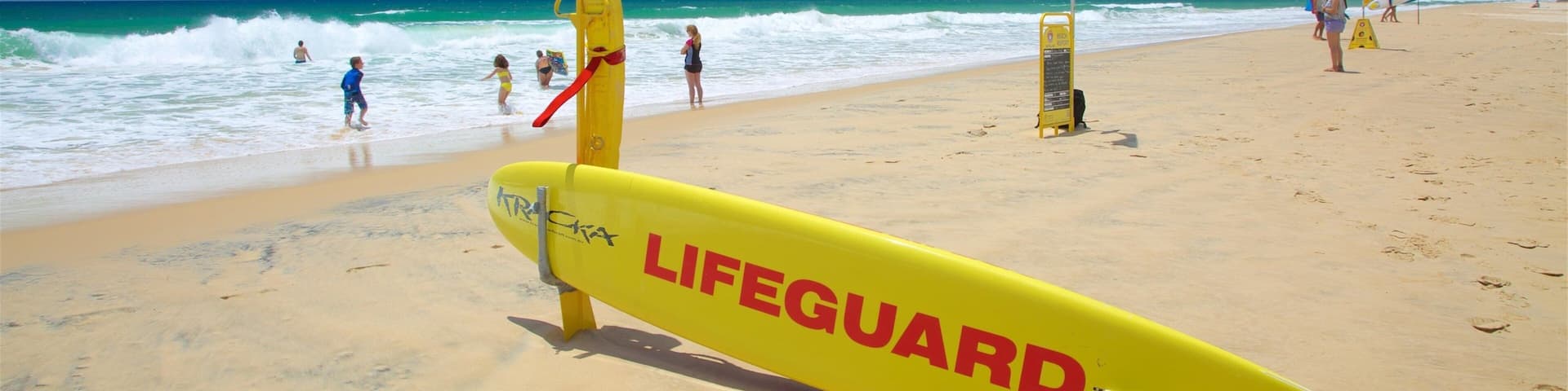 Rainbow Beach mit einem Sandstrand, allgemeine Küstenansicht und Brandung