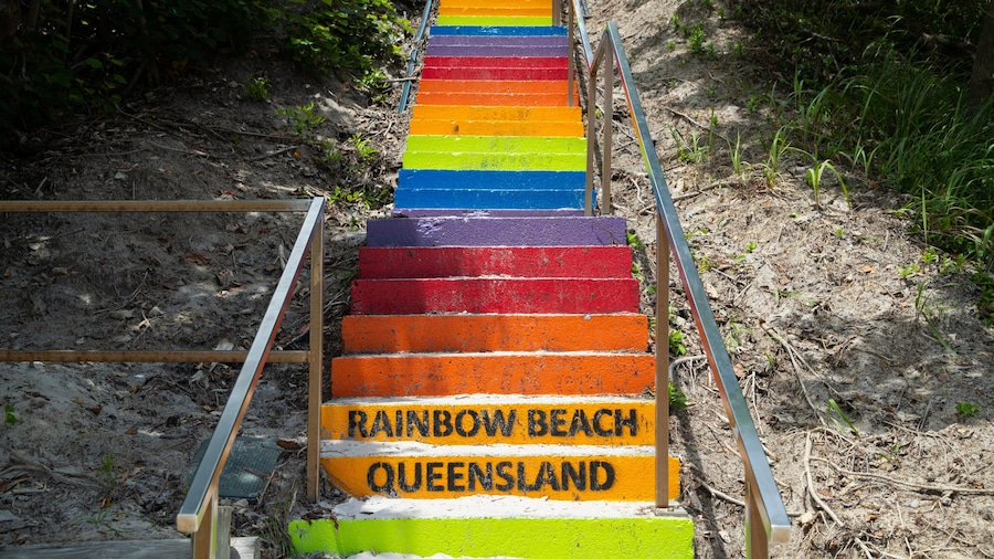 Una escalera de colores del arcoíris con el texto "RAINBOW BEACH QUEENSLAND" en la parte inferior.