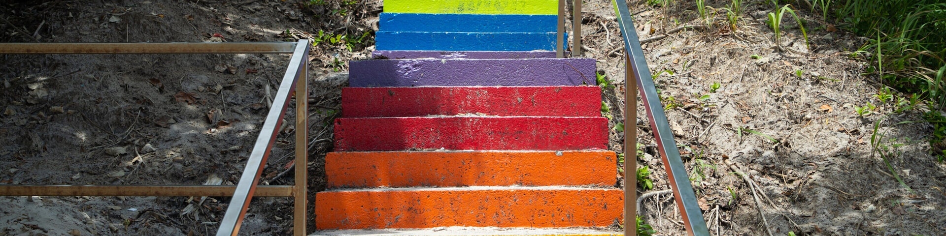 Una escalera de colores del arcoíris con el texto "RAINBOW BEACH QUEENSLAND" en la parte inferior.