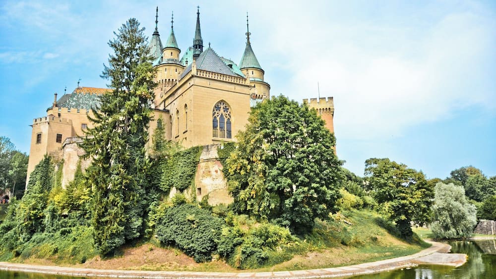 Fairytale-like castle in Bojnice, central Slovakia
#StunningStructures #lifeatexpedia #culture #history