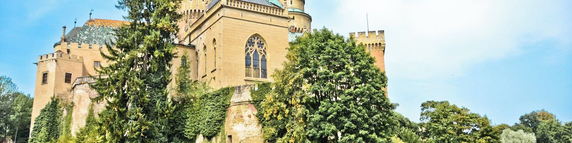 Fairytale-like castle in Bojnice, central Slovakia
#StunningStructures #lifeatexpedia #culture #history