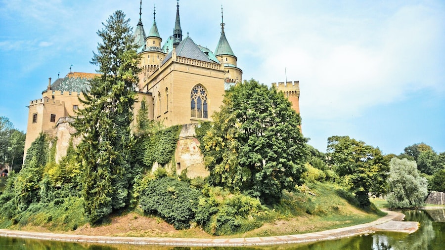 Fairytale-like castle in Bojnice, central Slovakia
#StunningStructures #lifeatexpedia #culture #history