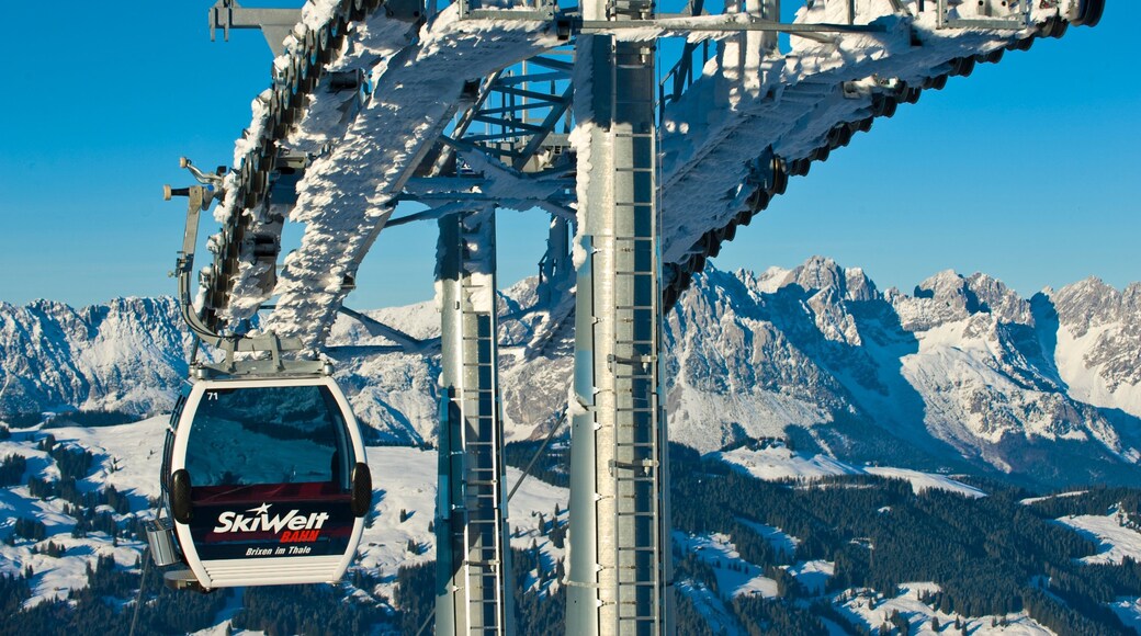 Brixen im Thale cho thấy cáp treo, tuyết và những ngọn núi