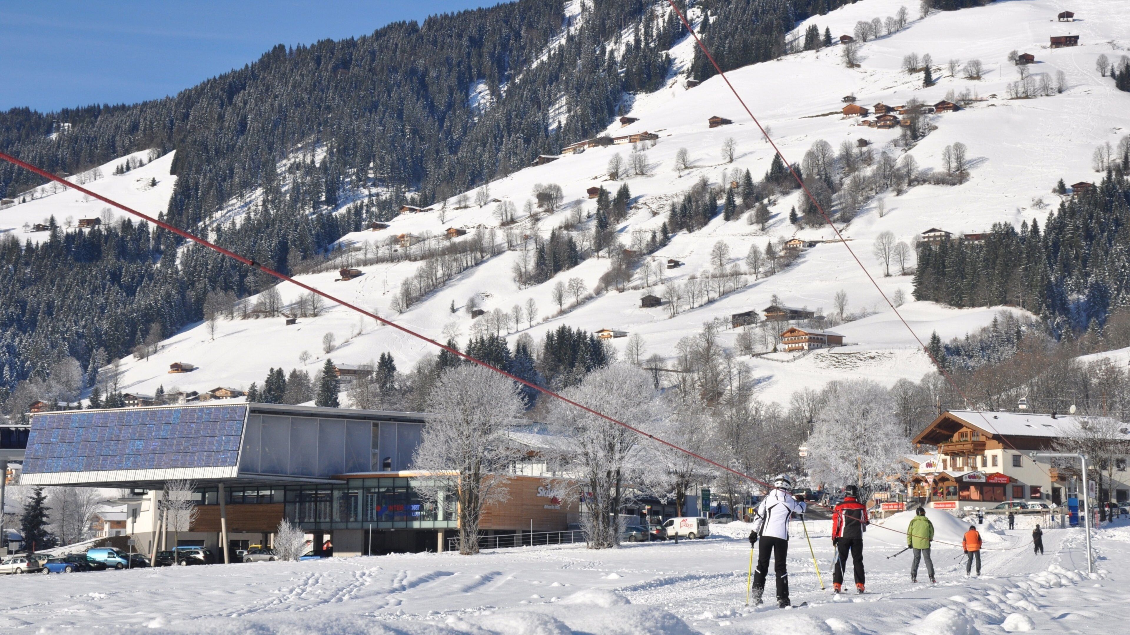 Brixen im Thale trong đó bao gồm tuyết và những ngọn núi cũng như nhóm nhỏ
