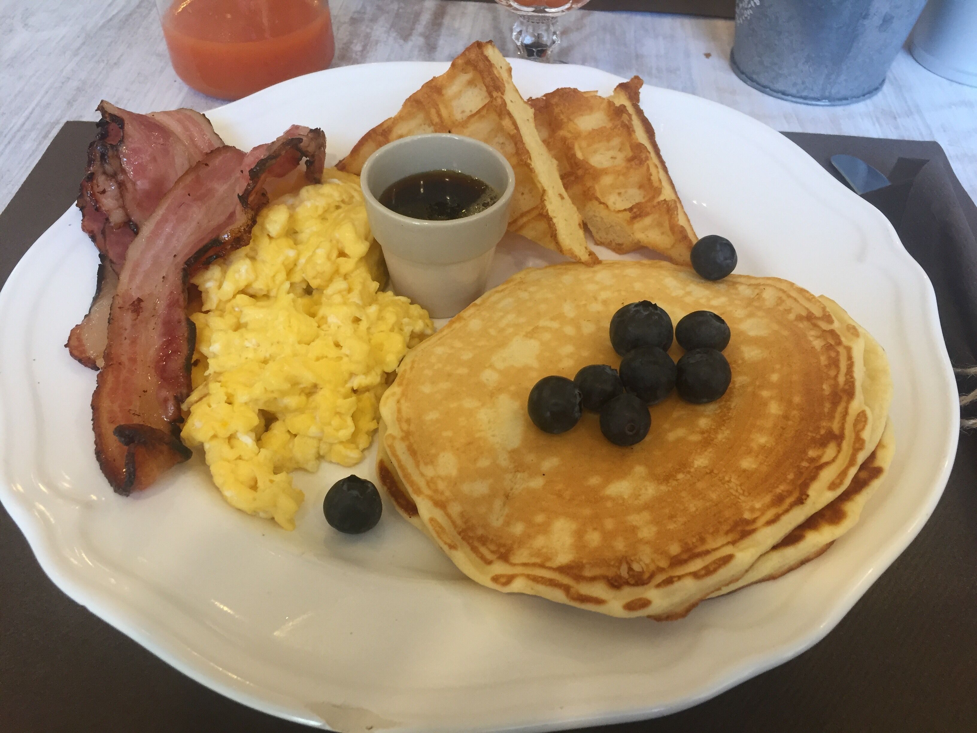 Una vera colazione americana al centro di sesto calende