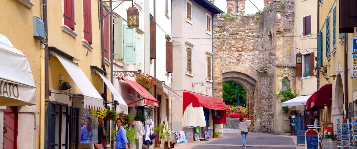 Lazise qui includes scènes de rue et petite ville ou village