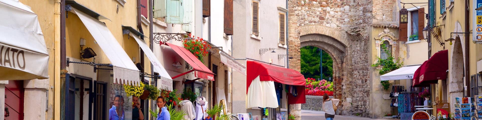 Lazise que incluye una pequeña ciudad o pueblo y escenas urbanas