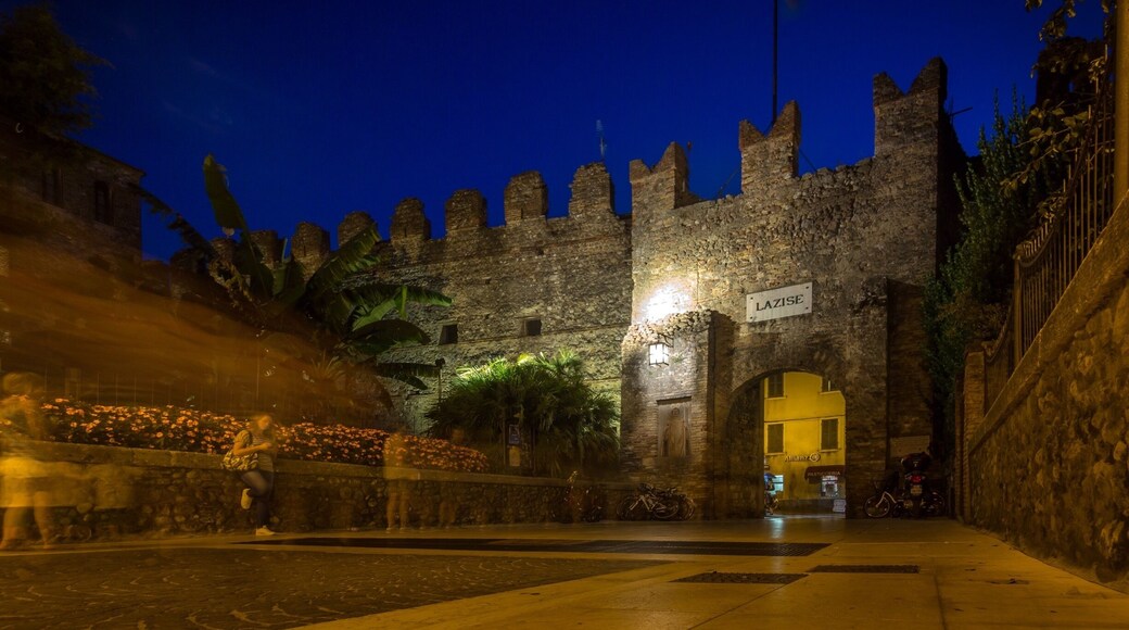 Centro Storico, Lazise
JUST FOLLOW THE PIN TO GET THERE 📌
⬇️⬇️ Make my day and follow me also at: ⬇️⬇️
https://www.instagram.com/denniskuh1896/
https://www.facebook.com/dennisdondersphotography/
https://500px.com/dennisdonders
www.flickr.com/photos/denniskuh1896