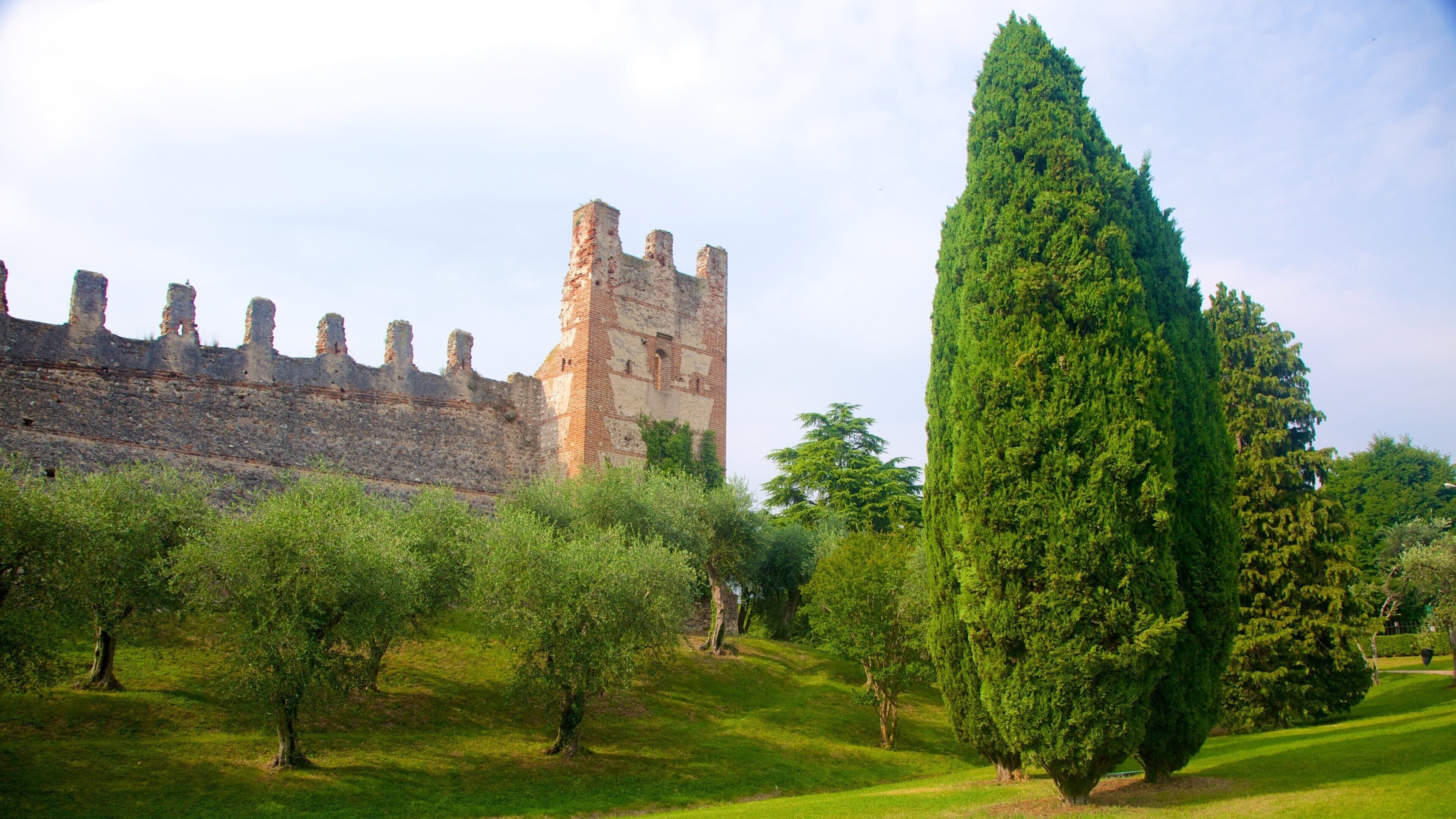 Lazise som viser ruiner, slott og kulturarv