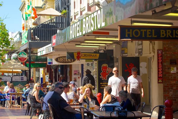 Cuba Street Mall das einen Essen im Freien und Café-Lifestyle sowie große Menschengruppe