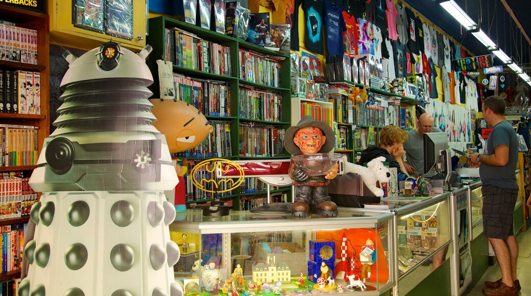 Centro comercial Cuba Street que incluye vistas interiores y compras