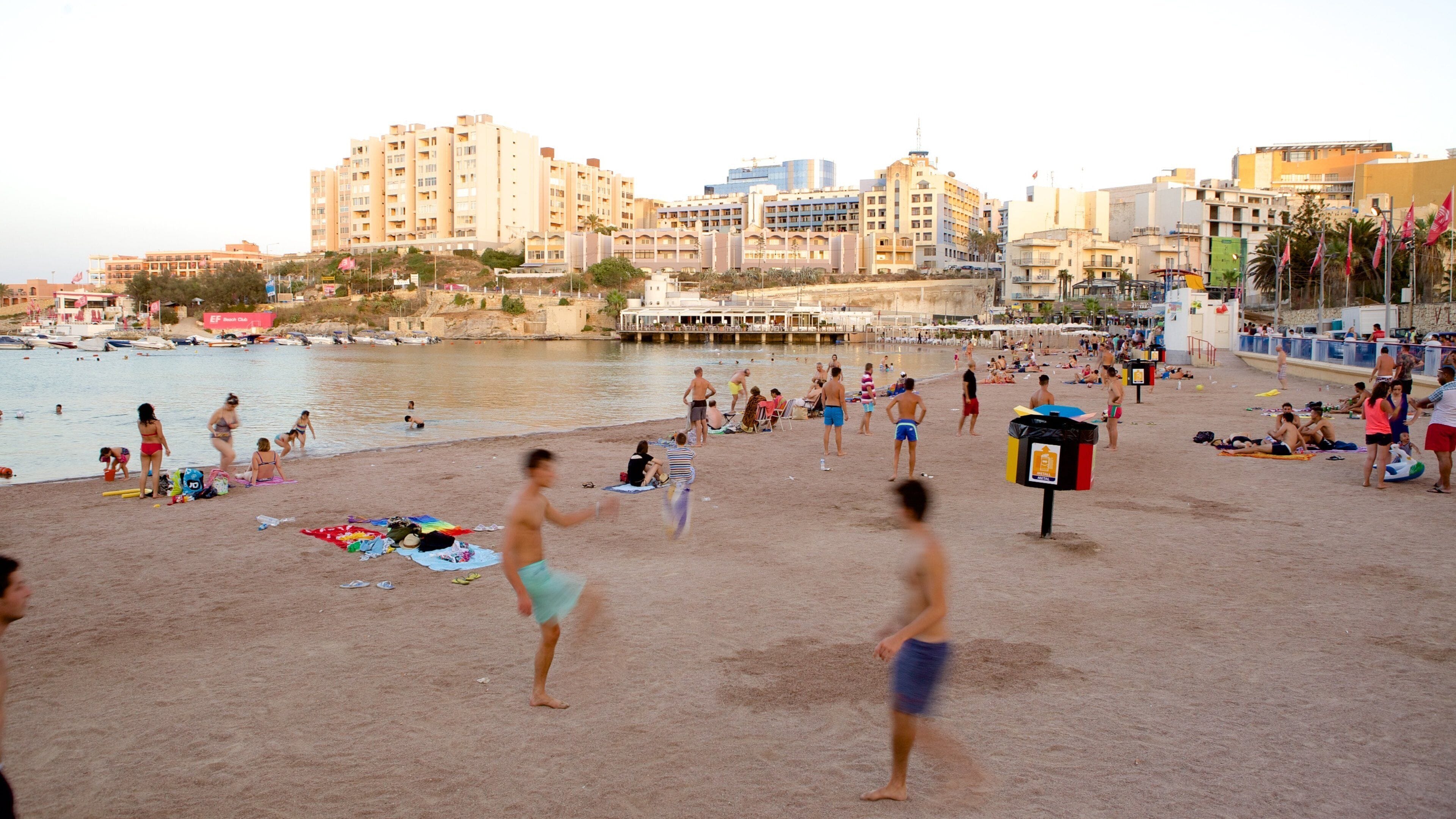 St George\'s Beach fasiliteter samt sandstrand i tillegg til en stor gruppe med mennesker