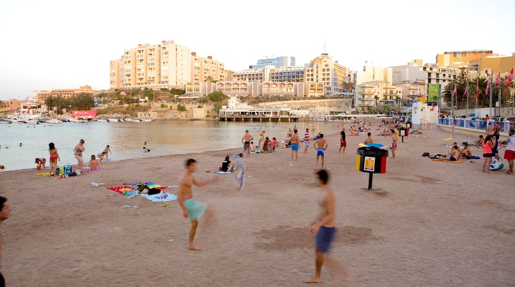 St George\'s Beach fasiliteter samt sandstrand i tillegg til en stor gruppe med mennesker