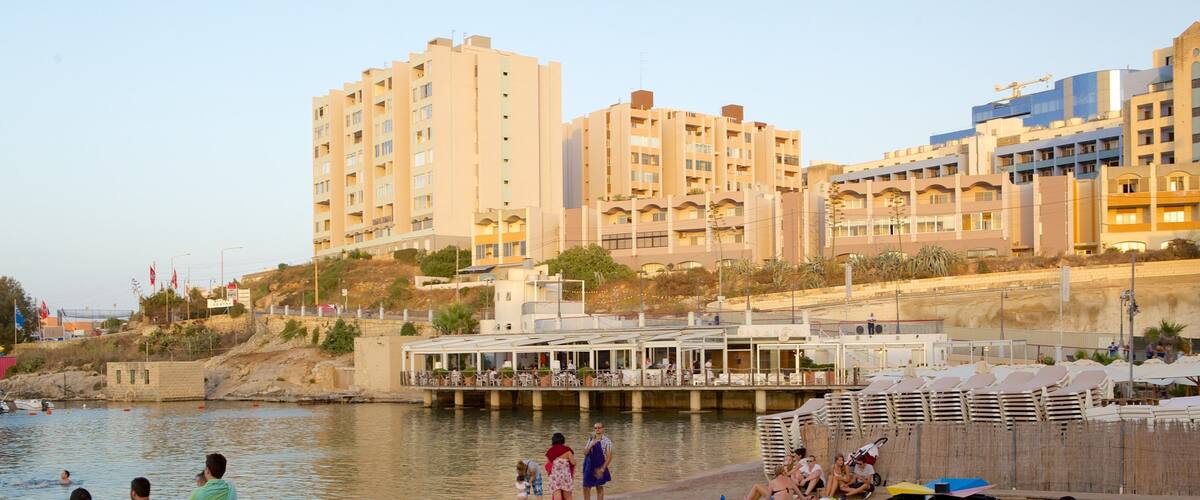 St George\'s Beach fasiliteter samt kystby og sandstrand i tillegg til en stor gruppe med mennesker