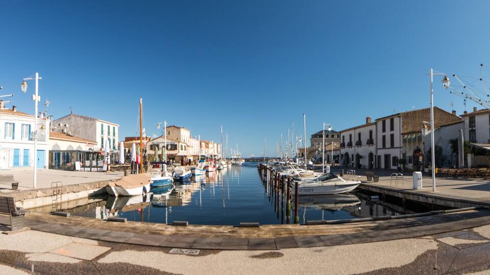 Panorama du port de Marseillan sur l'étang de thau dans le département de l'hérault en occitanie (france)