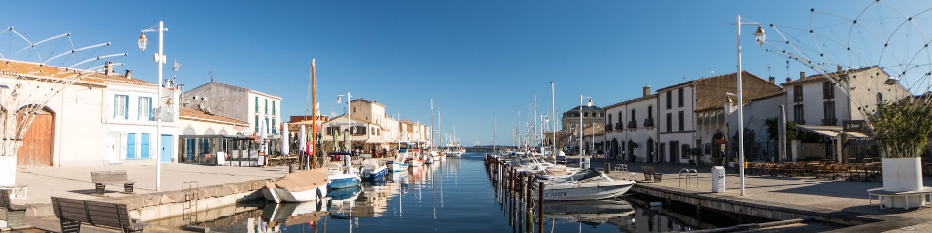 Panorama du port de Marseillan sur l'étang de thau dans le département de l'hérault en occitanie (france)
