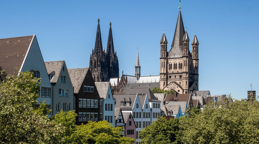 P95H6B The old town on the Rhine river in Cologne, Germany