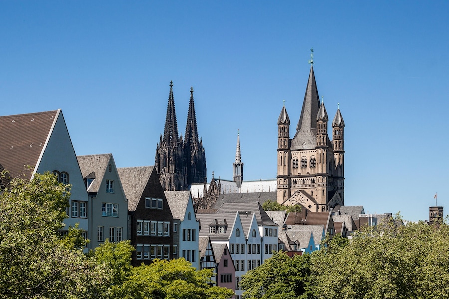 P95H6B The old town on the Rhine river in Cologne, Germany