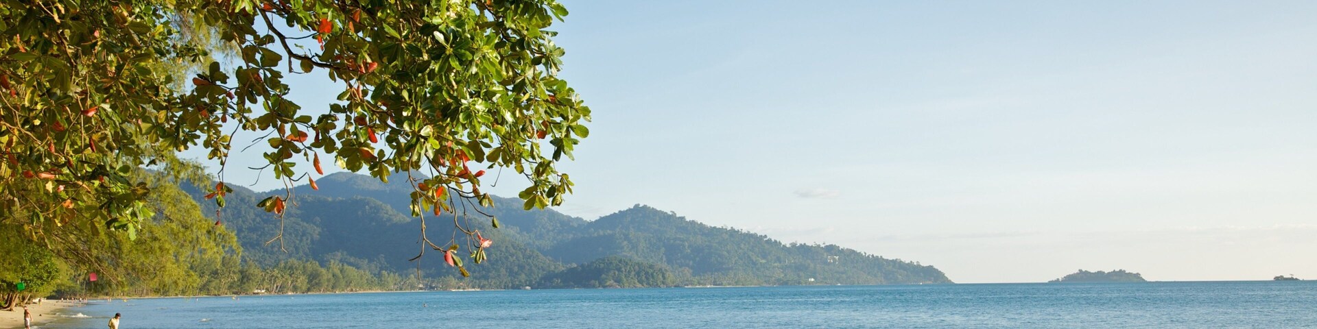 Ko Chang ofreciendo una playa de arena y vista general a la costa
