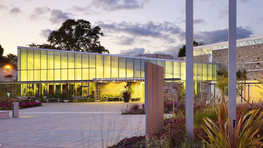 Toronto Botanical Garden which includes a park