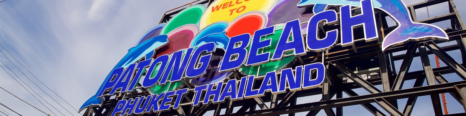 Um letreiro colorido com golfinhos e o texto 'PATONG BEACH PHUKET THAILAND'.
