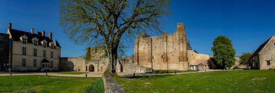 Panoramique du château de Sainte-Suzanne