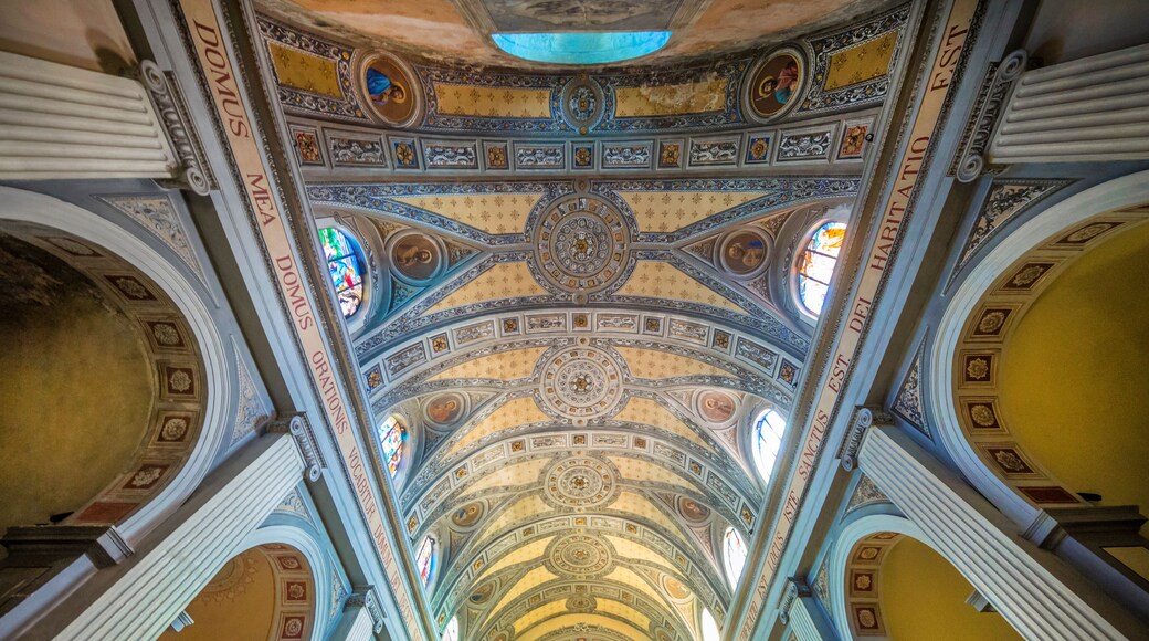 Un interior imponent amb decoracions ornamentals al sostre, grans finestres i una cúpula central.