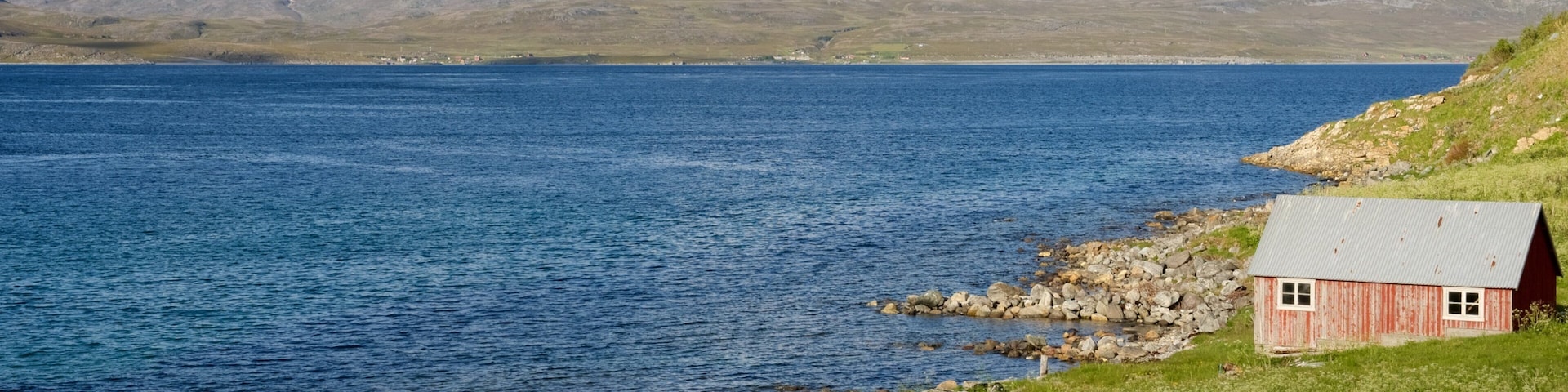 Kvalsund caracterizando um lago ou charco e uma casa