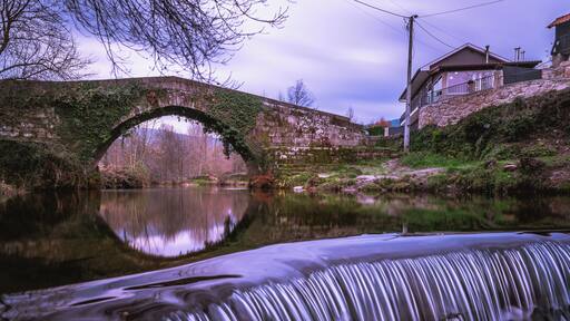 Ponte do Cabril Ă© uma ponte medieval construĂda na idade mĂ©dia baixa e situa se em Mondim de Basto!
This bridge was build in the medieval times to cross the Cabril River in the town of Mondim de Basto.