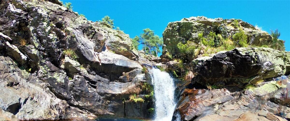 Just an hour drive from Porto you can discover an awesome place called the Alvão Nature Park. Within this park there is a waterfall called Fisgas do Ermelo.
I took this picture while we were hiking in there a month ago, this is the first part of the waterfall. Also here you can take a dip in the natural ponds called Piocas de Cima.
#nature #portugal #alvao #waterfall #lake #rocks #river #hike #outdoor #wheretogoinportugal