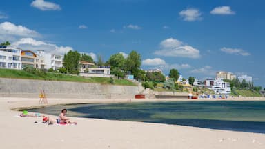 Eforie ofreciendo una playa de arena y una ciudad costera