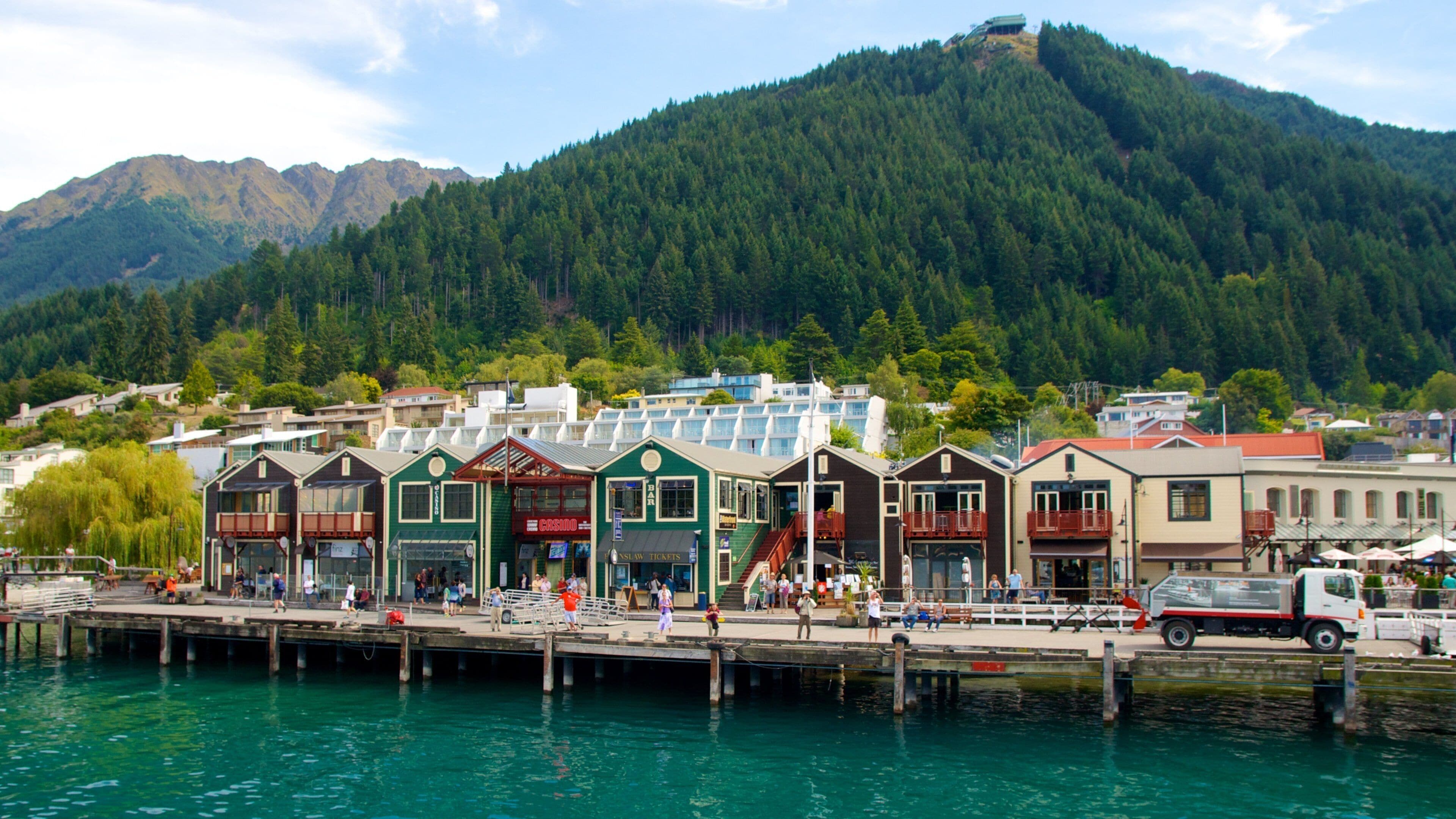 Steamer Wharf showing a coastal town, general coastal views and street scenes