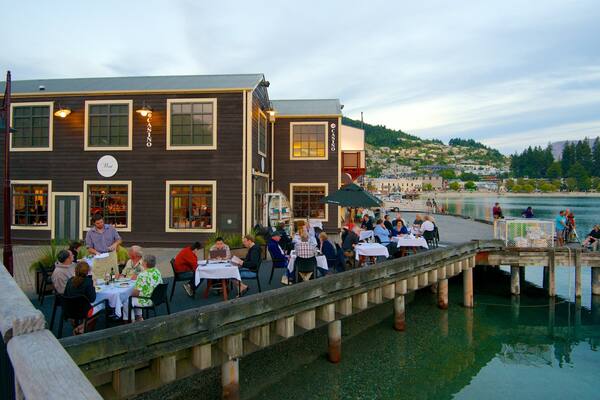 Steamer Wharf ofreciendo comer al aire libre, vistas generales de la costa y una bahía o puerto
