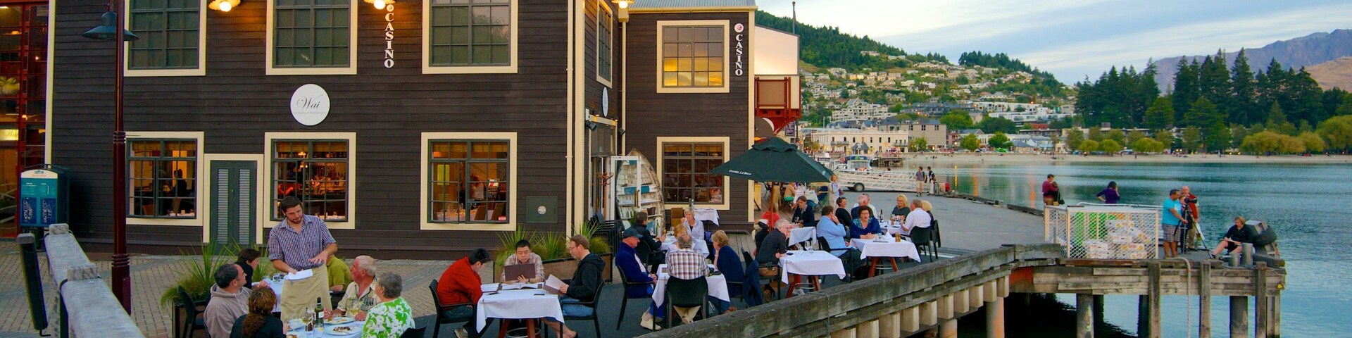 Steamer Wharf ofreciendo comidas al aire libre, vista general a la costa y una bahía o un puerto