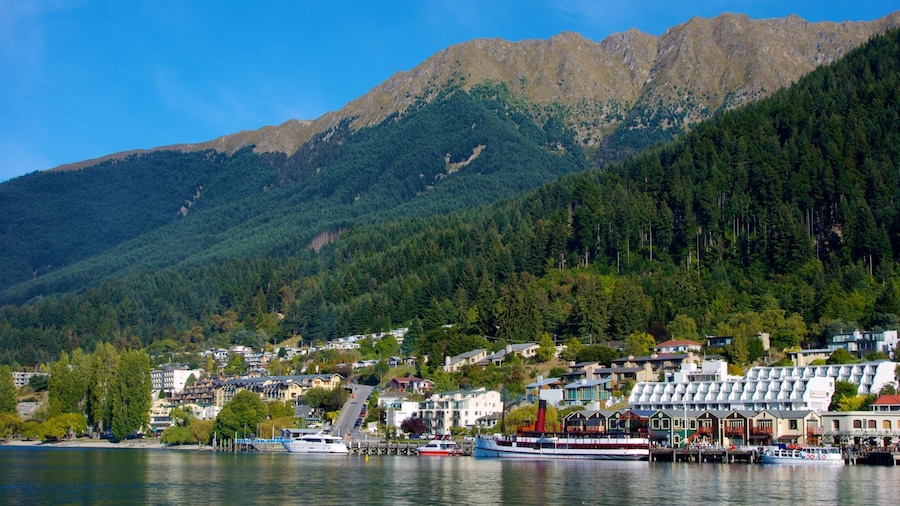 Steamer Wharf que inclui canoagem, uma baĂa ou porto e paisagens litorĂąneas