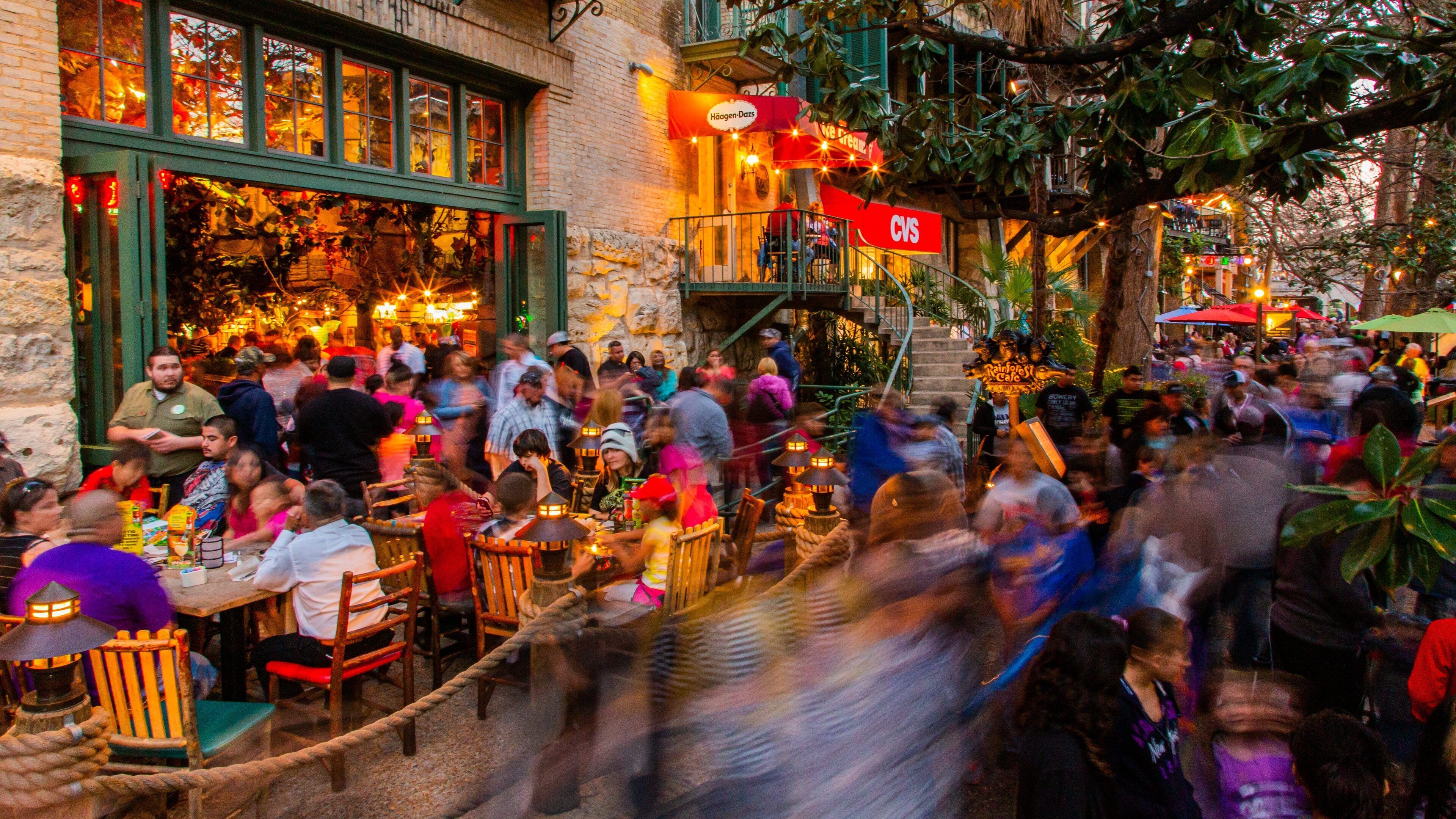 River Walk showing outdoor eating and street scenes as well as a large group of people