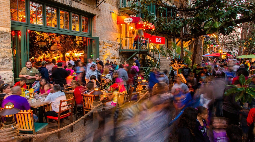 River Walk showing outdoor eating and street scenes as well as a large group of people