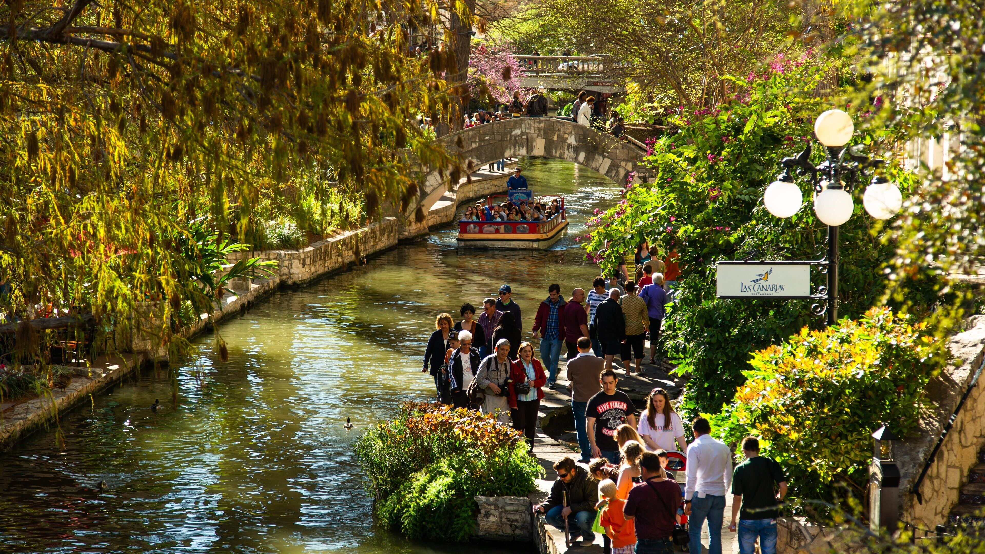 River Walk which includes street scenes, a river or creek and boating
