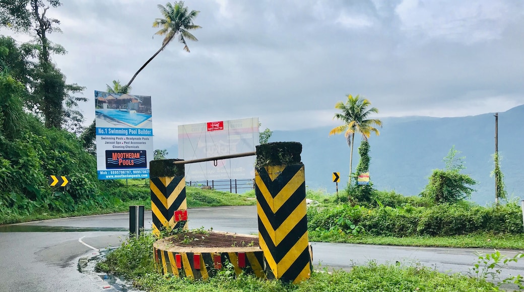 It’s quiet fascinating that a 'well' is situated in the middle of the road & it's in a hairpin turn too..(Thodupuzha- puliyanmala Road in idukki district.)#OnTheRoad#Roadtrip#Greatoutdoors#idukki#kerala#India🛣