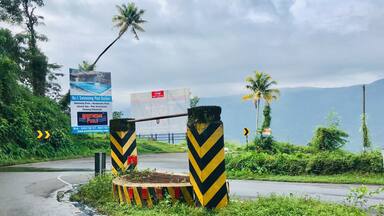 Itâs quiet fascinating that a 'well' is situated in the middle of the road & it's in a hairpin turn too..(Thodupuzha- puliyanmala Road in idukki district.)#OnTheRoad#Roadtrip#Greatoutdoors#idukki#kerala#IndiađŁ