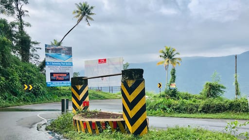 It’s quiet fascinating that a 'well' is situated in the middle of the road & it's in a hairpin turn too..(Thodupuzha- puliyanmala Road in idukki district.)#OnTheRoad#Roadtrip#Greatoutdoors#idukki#kerala#India🛣