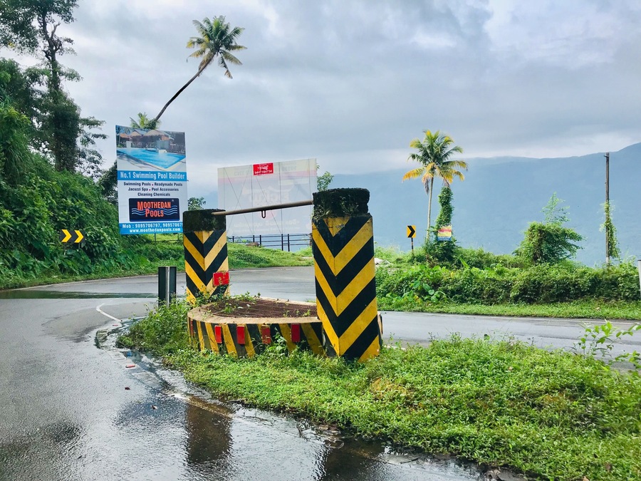 Itâs quiet fascinating that a 'well' is situated in the middle of the road & it's in a hairpin turn too..(Thodupuzha- puliyanmala Road in idukki district.)#OnTheRoad#Roadtrip#Greatoutdoors#idukki#kerala#IndiađŁ