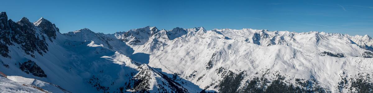 Panorama, Schneebedeckte Berggipfel und Täler in Österreich, Tirol, Alpen