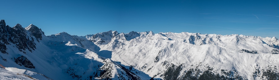 Panorama, Schneebedeckte Berggipfel und Täler in Österreich, Tirol, Alpen