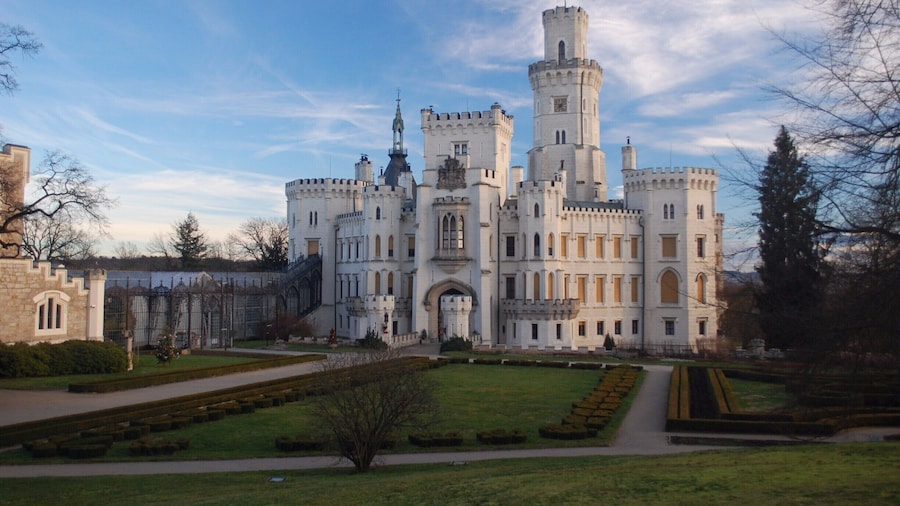 Chateau in the very small town of Hluboká nad Vltavou.
Nice place to visit during the warmer months of the year, and often overlooked by tourists. It's a 5 minute walk from the town's main street. It's a short bus journey from České Budějovice.
#CeskeBudejovice #SouthBohemia #HiddenGem #Chateau #Hluboka #TroveOnTuesday