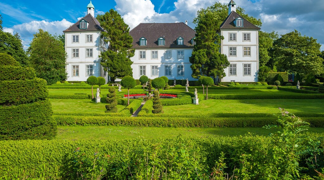 Herrenhaus, auch Schloss, mit italienischem Garten auf Gut Panker