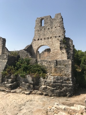Dvigrad is a ruined medieval town in Istria. It's great to spend N hour or so exploring and climbing. The cafe at the car park does a great calamari and fries for 40kn and has a toilet, Dvigrad itself is free to enter.