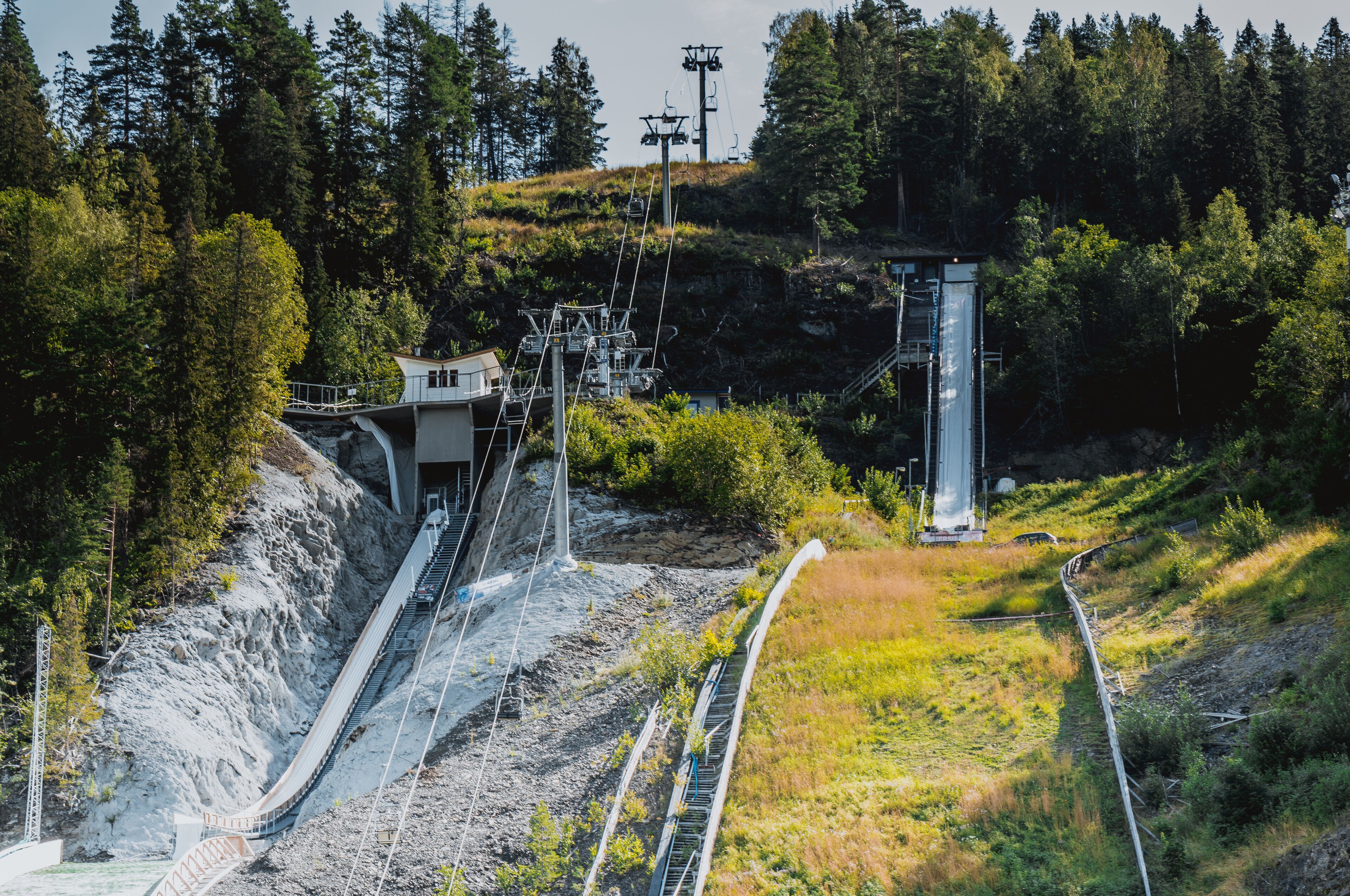 Widok na skocznię narciarką w lato