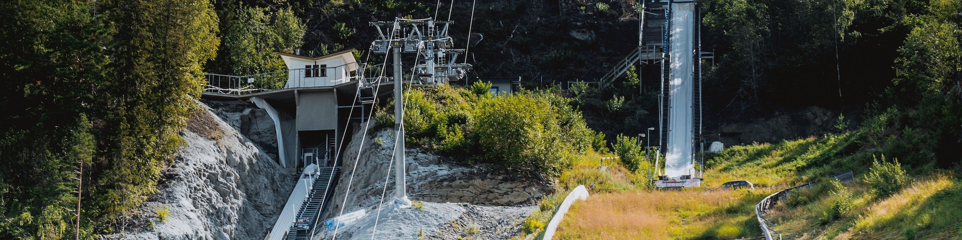 Un ferrocarril de montaña con una estación de teleférico y una pendiente pronunciada.